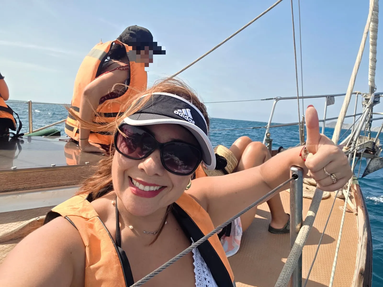 Claudia Vives, psicóloga y facilitadora del ritual, en el velero