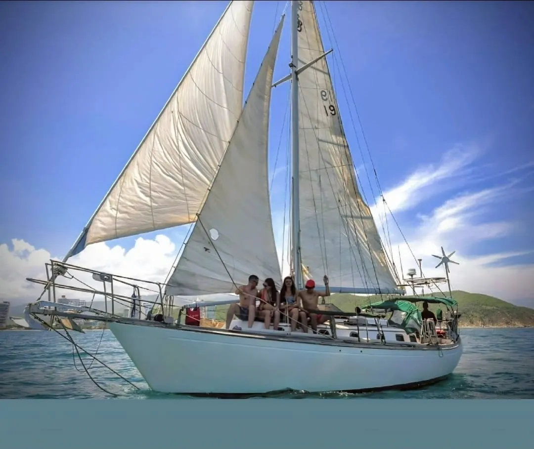 Velero navegando con un grupo a bordo en Santa Marta
